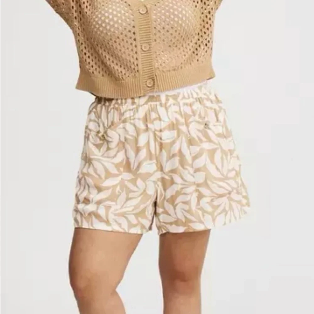 Torrid 2 High Rise Gauze Cargo Shorts Beige Leaf 5” EUC - Picture 9 of 10
